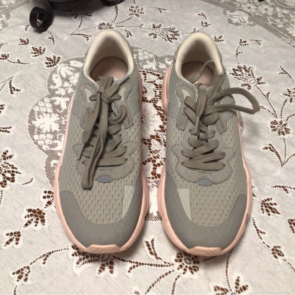 Sorel Women's Kinetic RNEGD Lace Athletic Sneaker  SIZE 10.5  Like New